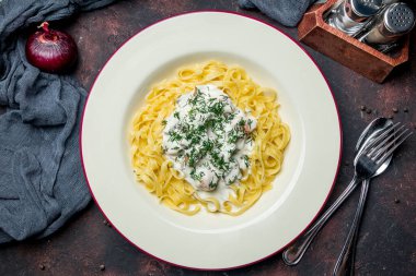 Tagliatelli makarna ve somon.