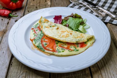 Tahta masadaki omlet kahvaltısı.