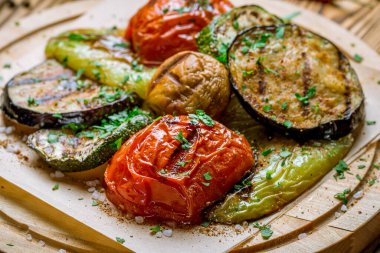 Tabakta ızgara sebzeler