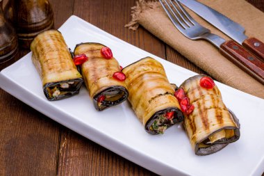 Fındıkla doldurulmuş patlıcan ruloları