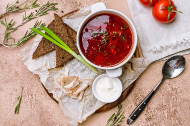 Ekşi kremalı çorba.