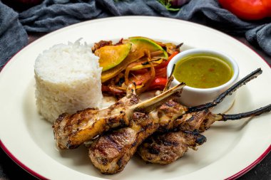 Pirinçli kuzu pirzola, sos ve tabakta kızarmış sebze