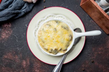 Julienne beyaz tabakta