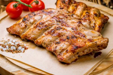 Tahta tabakta sebzelerle kızartılmış domuz pirzolası.