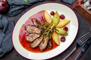 Çilek soslu ördek göğsü