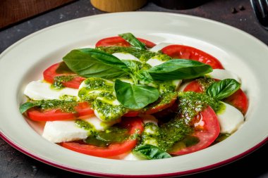 Mozzarella ve domatesli Caprese salatası