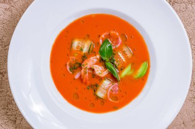 Karidesli domates salatası.