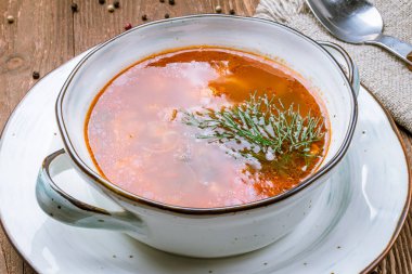 Çamur tabakta sebze çorbası.