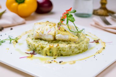 Risotto ve kızarmış halibut.