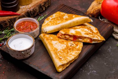 Tavuk ve soslu Quesadilla.