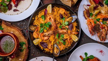 İspanyol yemekleri, Paella deniz ürünleri tabakları, ızgara deniz ürünleri.