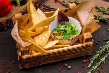 Guacamole soslu cips.