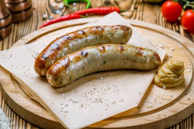 Kurulda kızarmış domuz sosisi.