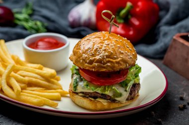 Tabağında et olan geleneksel Amerikan Burgeri. 