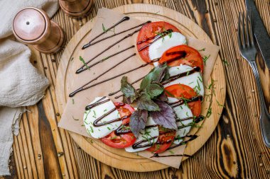 Mozzarella ve domatesli Caprese salatası