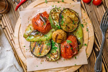 Tabakta ızgara sebzeler