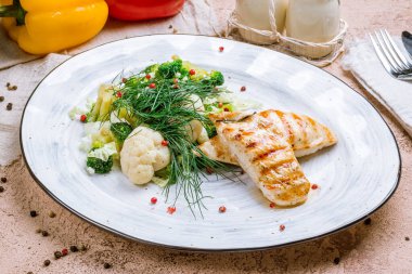 Brokolili kızarmış tavuk göğsü.