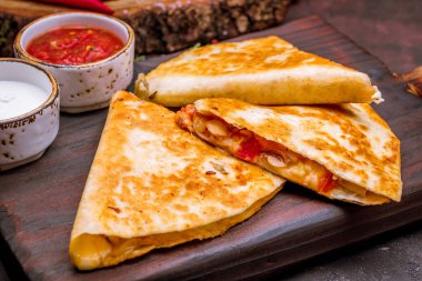 Tavuk ve soslu Quesadilla.