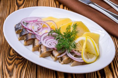Ringa balığı, taze patates ve soğan turşusu.