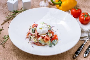 Güzel taze sebze salatası ve haşlanmış yumurta.