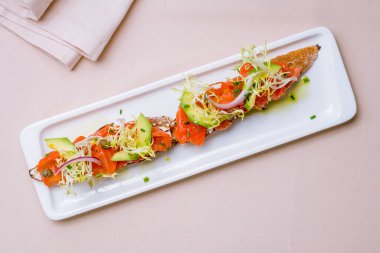 Somon ve avokadoyla bruschetta.