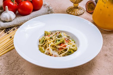 Brokoli ve domatesli spagetti.