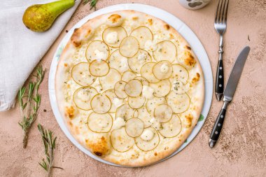 Armut ve Gorgonzola peynirli pizza..