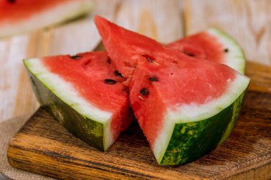 Ahşap arka planda karpuz parçaları