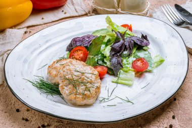 Tavuk pirzolası ve karışık salata.