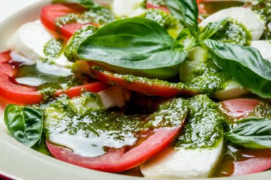 Mozzarella ve domatesli Caprese salatası