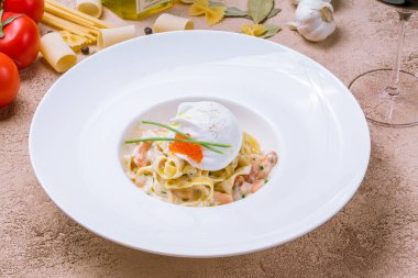 Somonlu makarna ve haşlanmış yumurta.