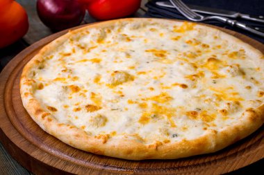 Geleneksel İtalyan pizzası Quattro formaggi