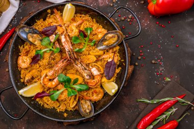 Geleneksel İspanyol paella tavasını deniz ürünleriyle kapatın.