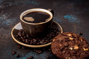 Bir fincan kahve ve çikolatalı kurabiye.