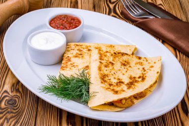 Tavuk ve soslu Quesadilla.