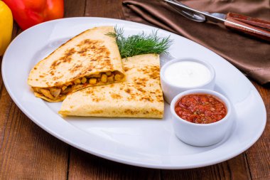 Tavuk ve soslu Quesadilla.
