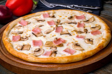 Jambonlu ve mantarlı pizza.
