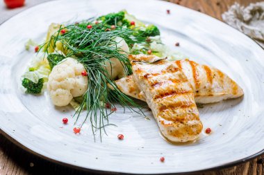 Brokolili kızarmış tavuk göğsü.