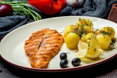 Izgarada somon bifteği