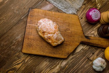 Soslu kızarmış domuz filetosu.