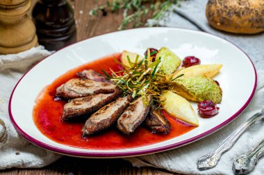 Çilek soslu ördek göğsü