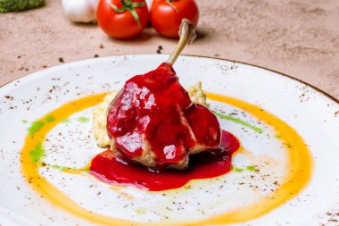 Ördek bacağı tabakta vişne sosuyla konuyor.