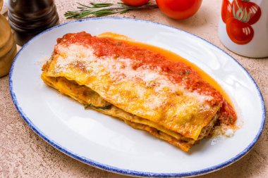 Tabakta lazanya bolonez.