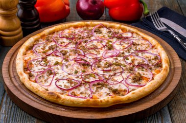 Ton balıklı ve soğanlı pizza.