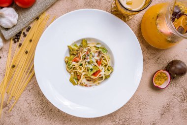 Brokoli ve domatesli spagetti.