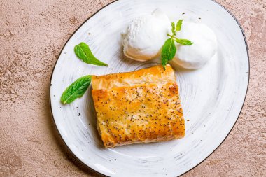 Elmalı turta ve dondurma.