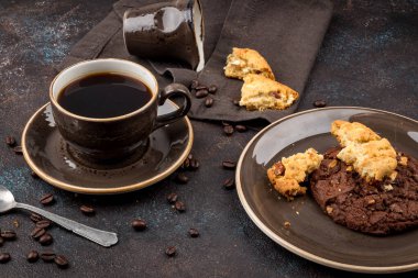 Bir fincan kahve ve çikolatalı kurabiye.