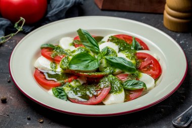 Mozzarella ve domatesli Caprese salatası