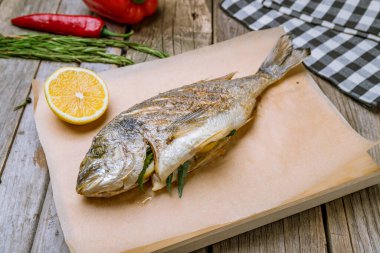 Dorado ahşap masada ızgara yapıyor.