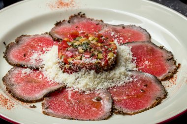 Parmesanlı biftek carpaccio.